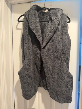 Forever 21 Plush Hooded Faux-Fur Vest in Gray